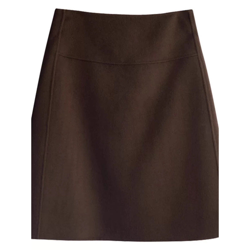 Dame elegant midirock med moderne snit og svajende kant Stilla