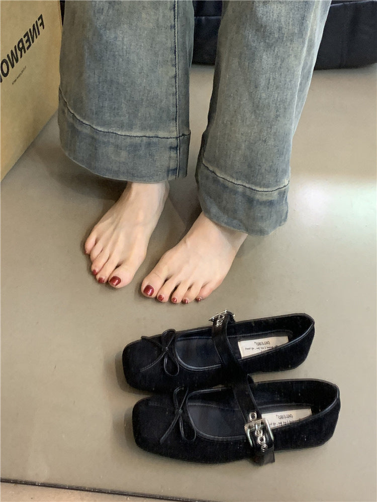 Dame ballerinas med justerbar rem og moderne sløjfedetalje Stilla