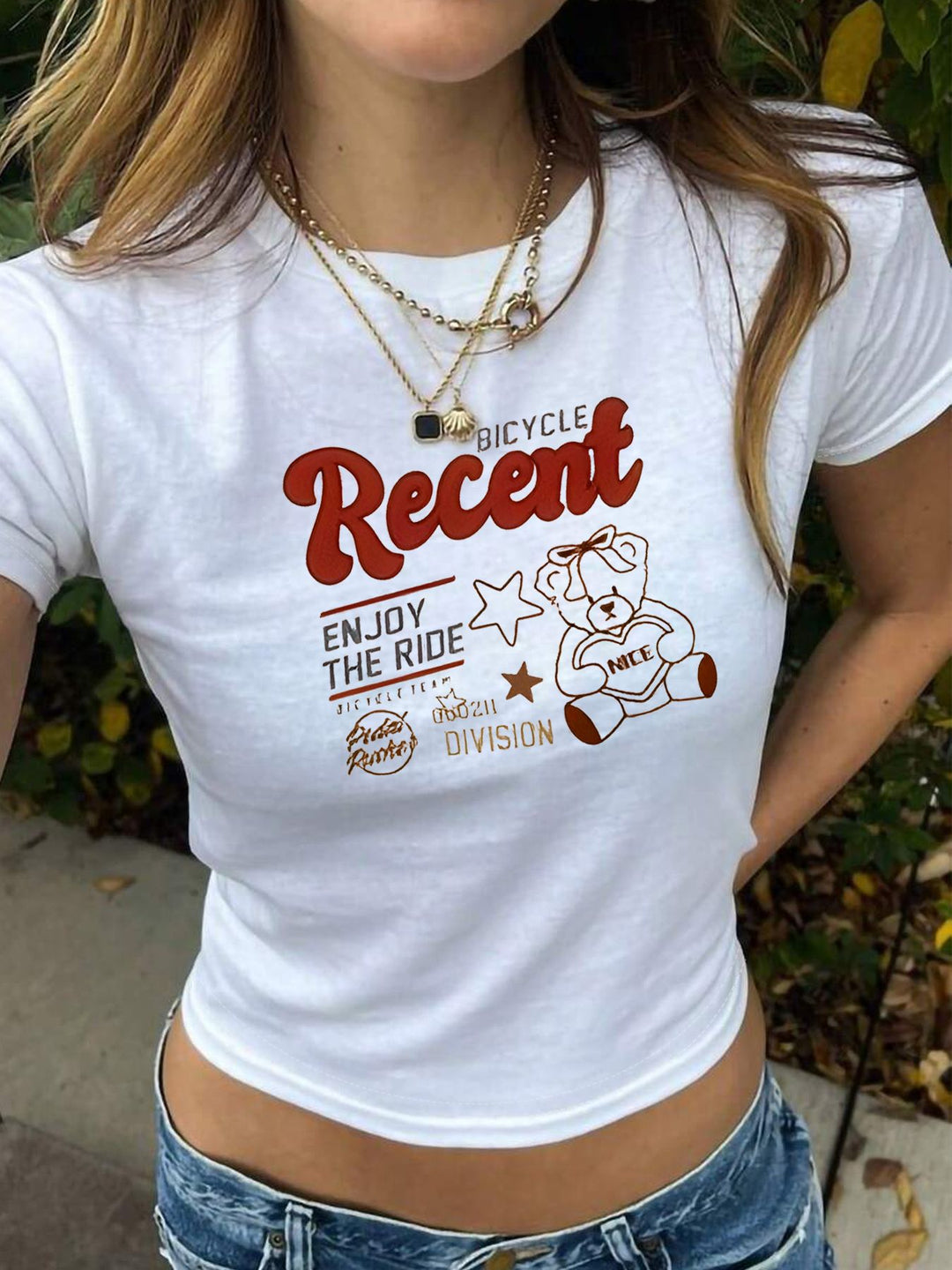 Dame figursyet T-shirt med vintage teddy-motiv og urban tekst Skovae
