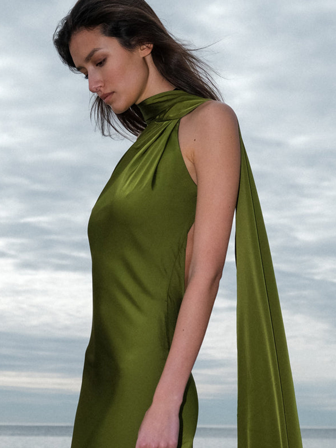 Kvinders elegante aftenkjole med flydende design og off-the-shoulder hætte Skovae