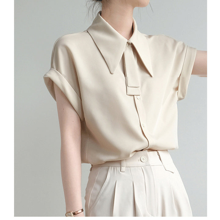 Dame elegant kortærmet bluse med smart ståkrave og fine knapdetaljer Stilla