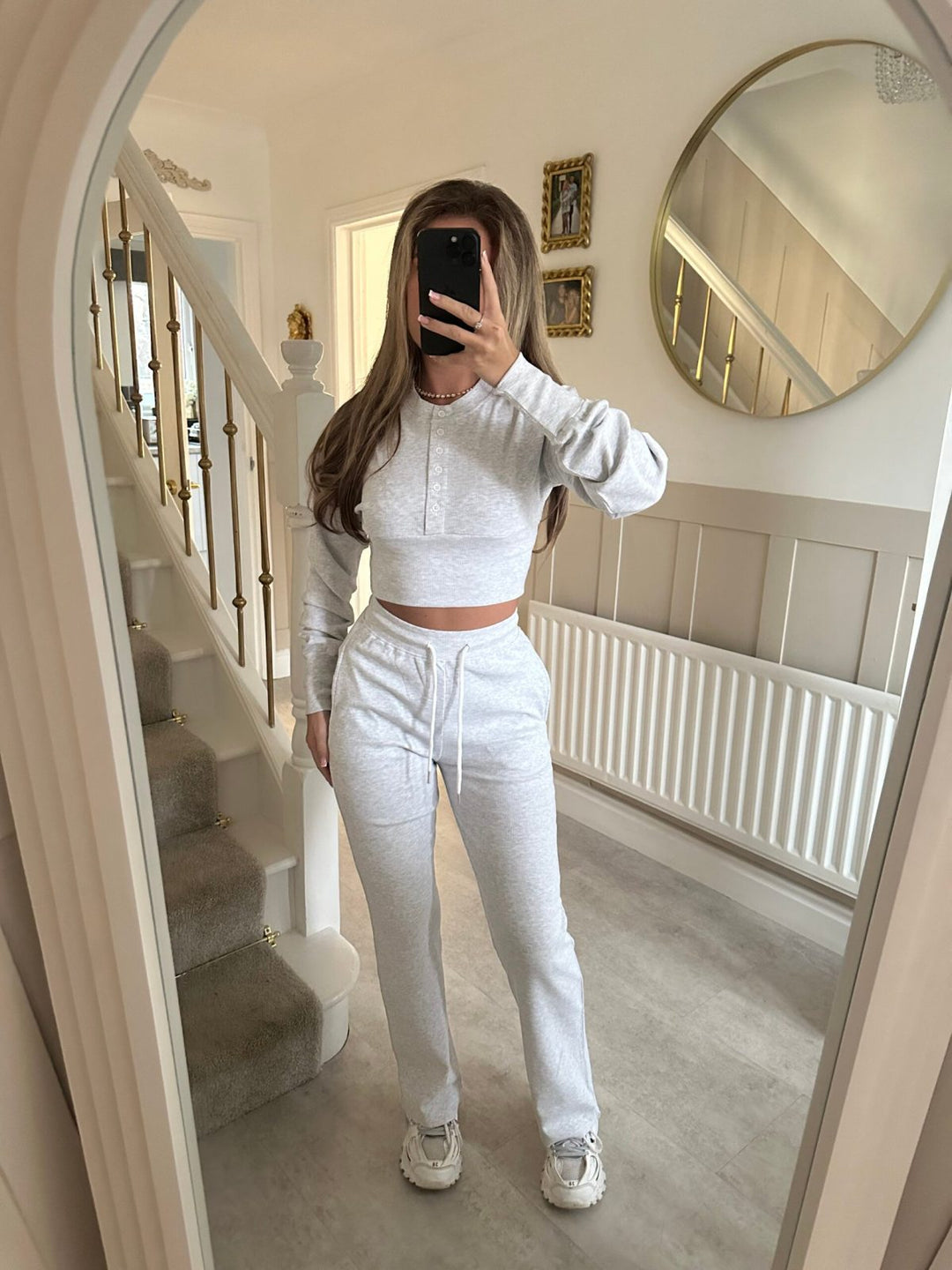 Kvinders afslappede fritids sæt med cropped sweatshirt og komfortable joggers Skovae