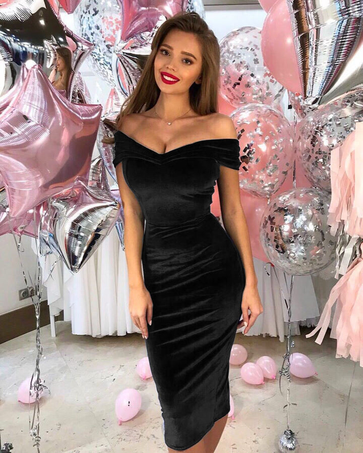 Dame figursyet velourkjole med off-shoulder design og elegant pasform Stilla