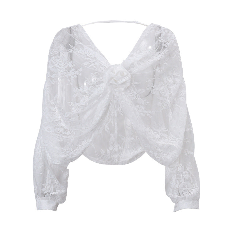 Dame spidsbluse med romantisk drapering og dekorativ blomst Stilla