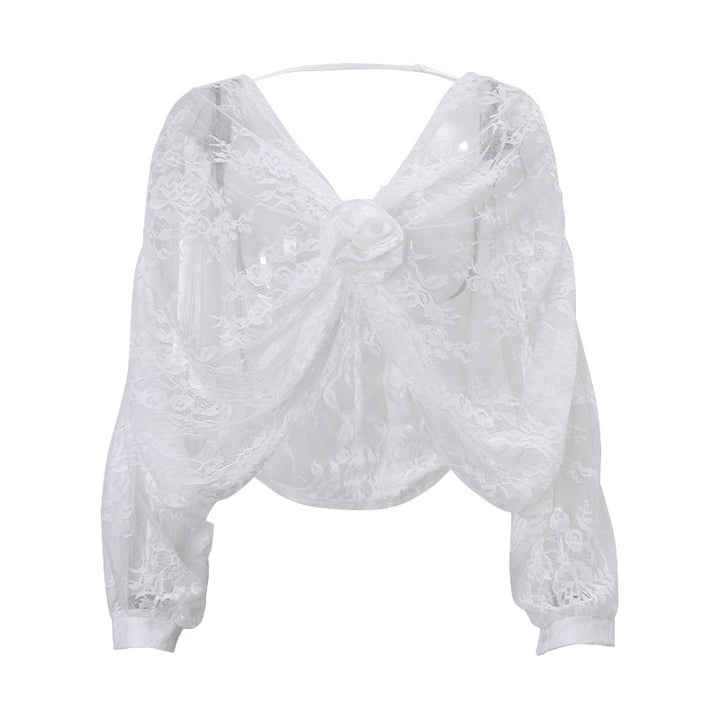 Dame spidsbluse med romantisk drapering og dekorativ blomst Stilla