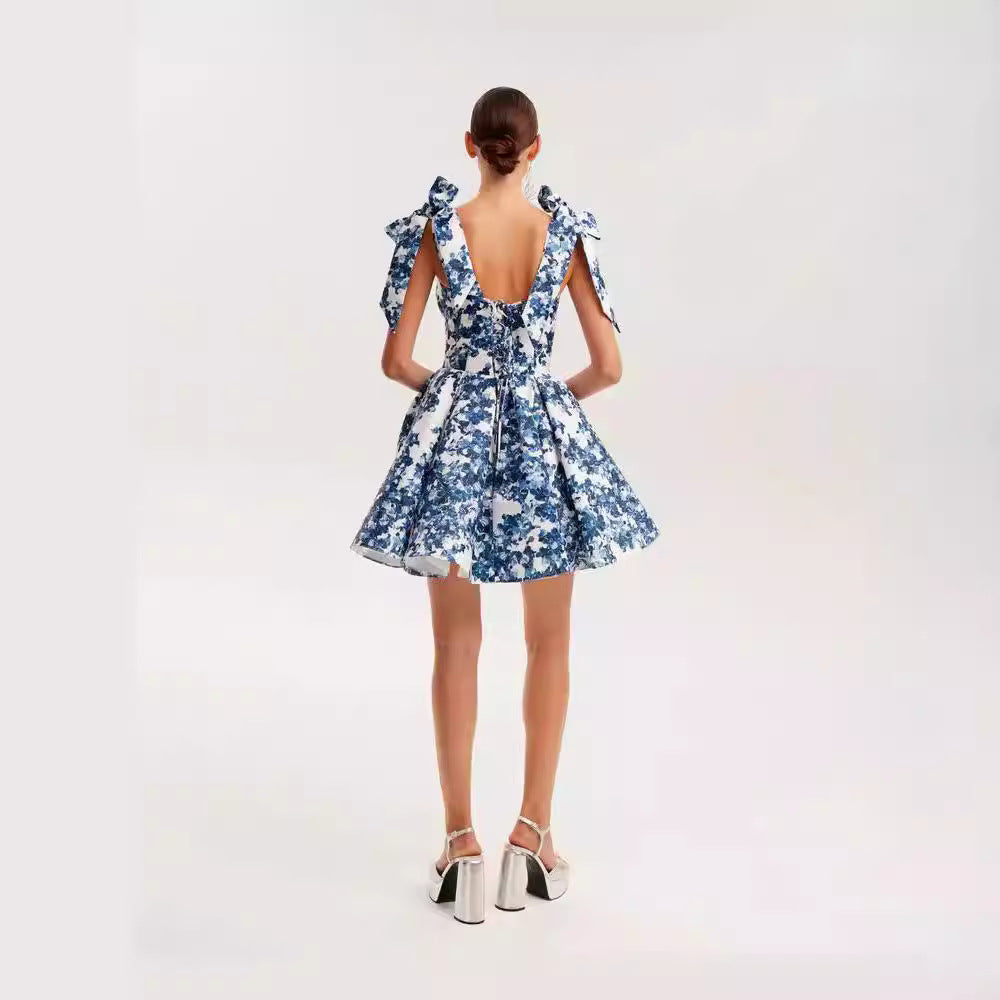 Kvinders Legesyge Mini Kjole med Blomsterdesign og Sofistikerede Remme