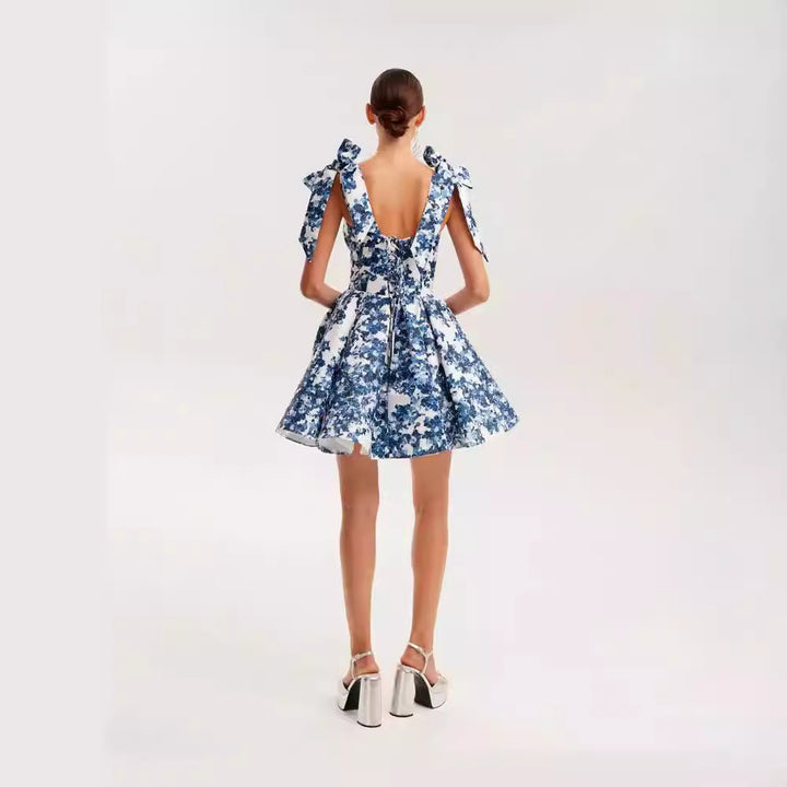 Kvinders Legesyge Mini Kjole med Blomsterdesign og Sofistikerede Remme