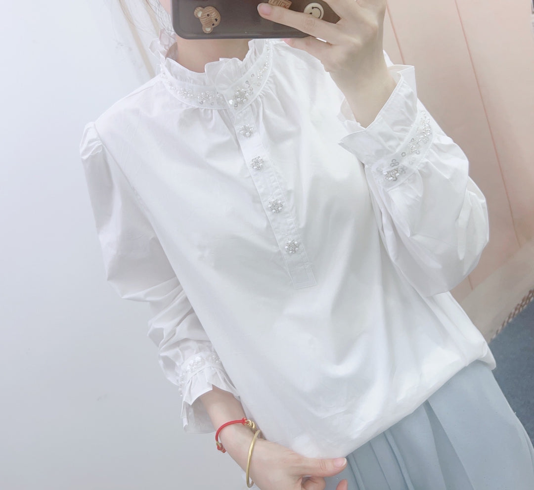 Dame elegant bluse med rynkedetaljer og perlesmykker Stilla