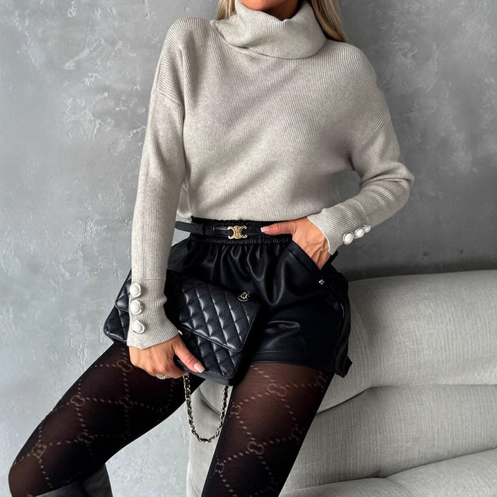 Dame modischer rullekrave sweater med dekorative knapdetaljer på ærmerne Stilla