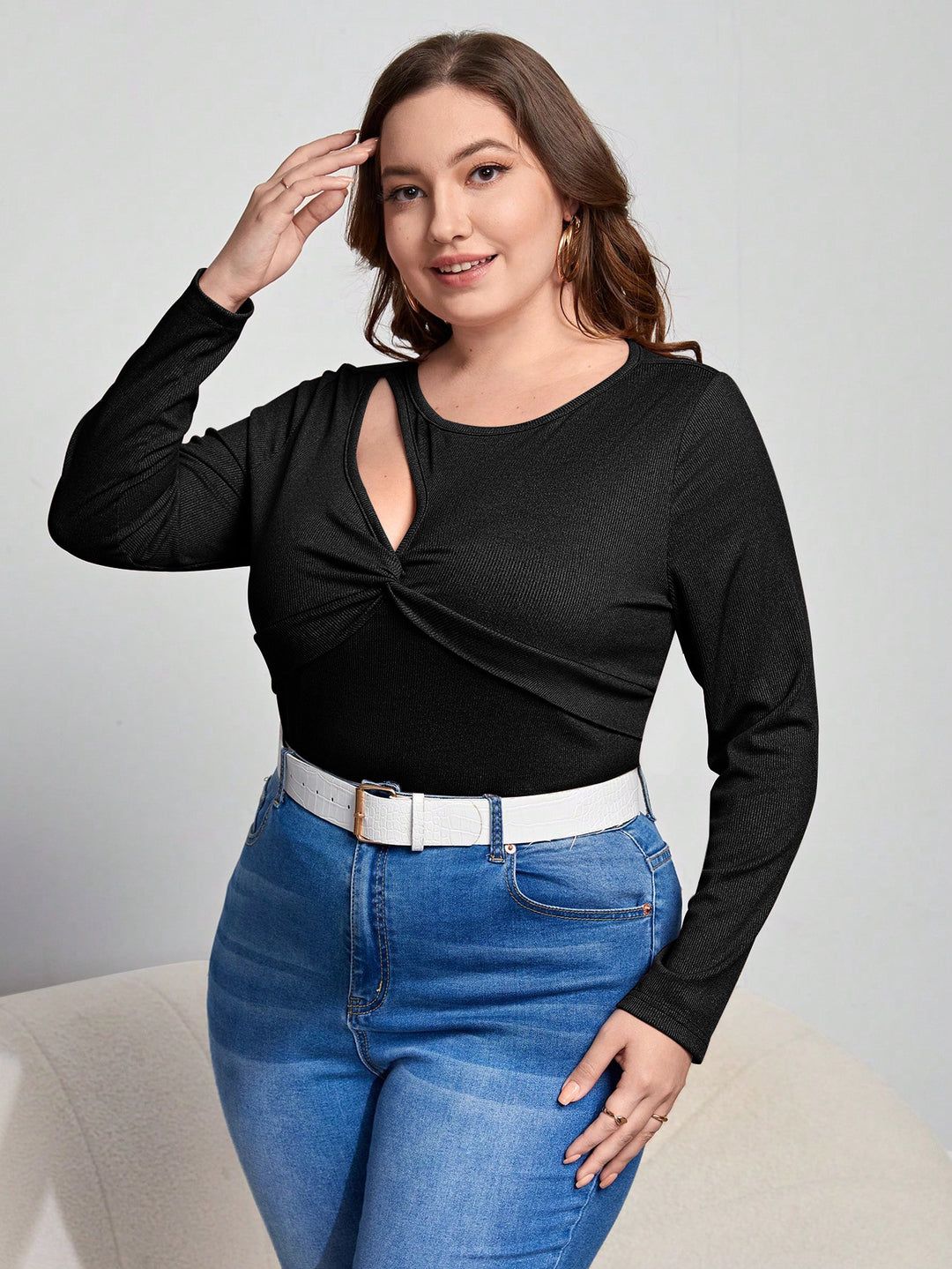Dame stilfuld langærmet skjorte med elegant knudedesign og moderigtigt cut-out Stilla