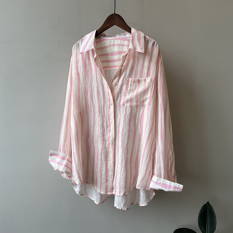 Dame stribet bluse i let hør med brystlomme og elegant snit Stilla