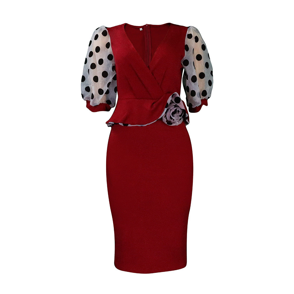 Dame indpakkede kjole med pufærmer og floralt detalje Stilla