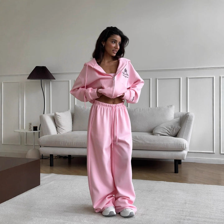 Kvinders hyggelige athleisure sæt med cropped hoodie og brede sweatpants Stilla
