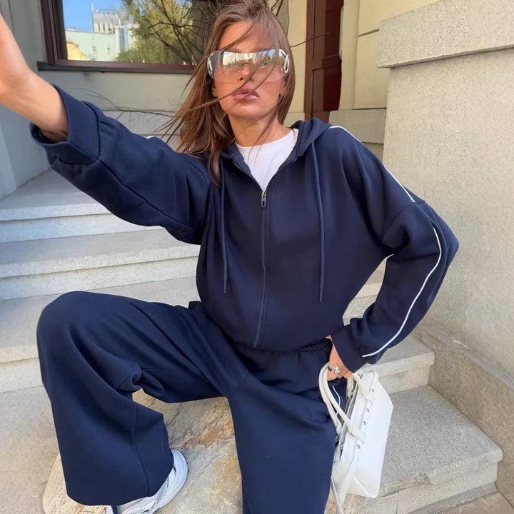 Dame sporty hoodie sæt med løs pasform og dekorative piping detaljer Skovae