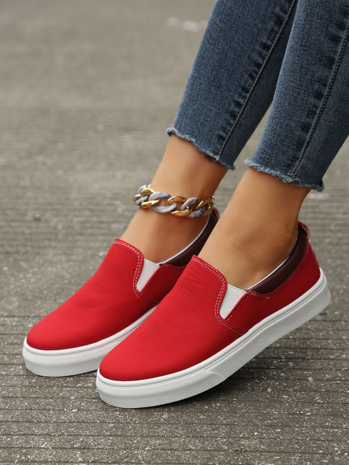 Dame Slip-On Sneakers lavet af højkvalitets overmateriale med elastiske indsatser Stilla