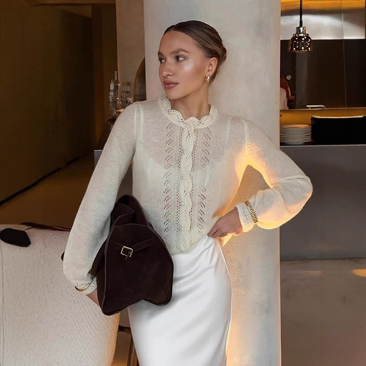 Dame stilfuld strikkebluse med elegante flæsedetaljer Stilla