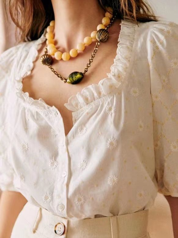 Damebluse med romantiske flæsedetaljer og fine broderier Stilla