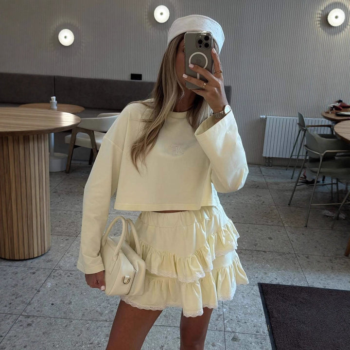 Kvinders afslappede cropped top med sød flæse nederdel Stilla