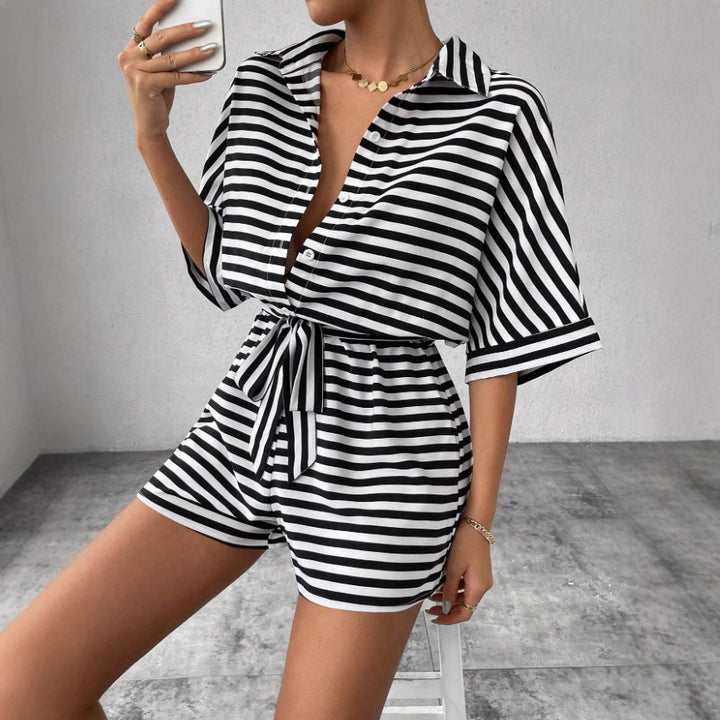 Kvinders korte jumpsuit med stribet design af Stilla