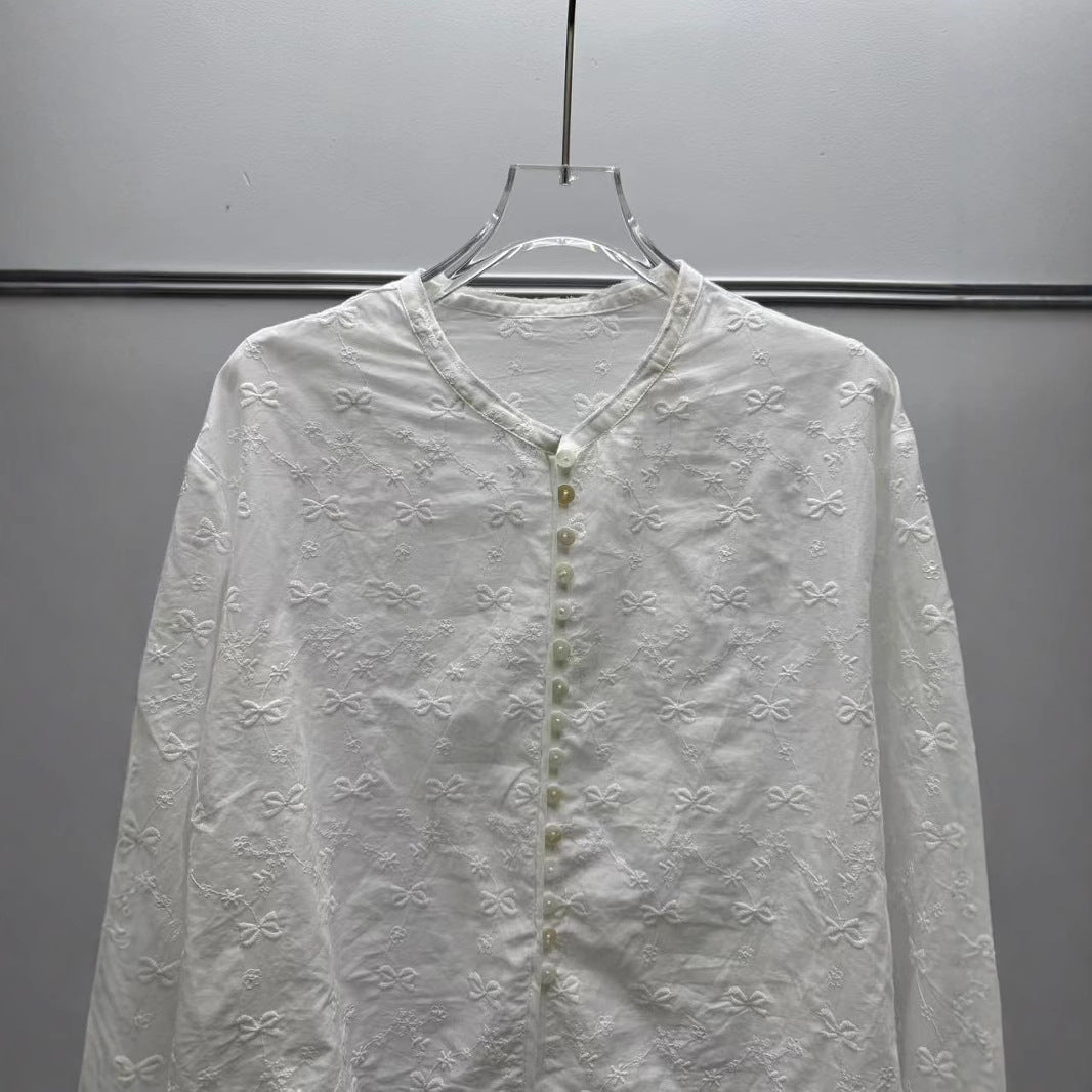 Damebroderet bluse med fine detaljer og elegante puffærmer Stilla