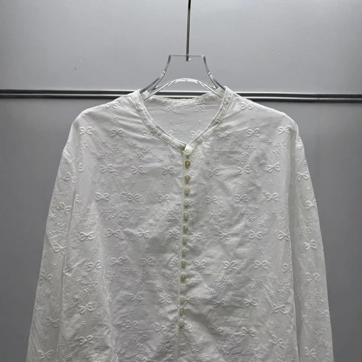 Damebroderet bluse med fine detaljer og elegante puffærmer Stilla