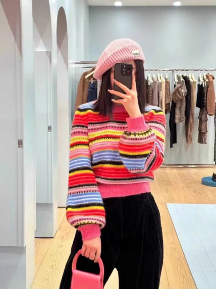 Dame sweater med farverigt stribet design og voluminøse ærmer Stilla