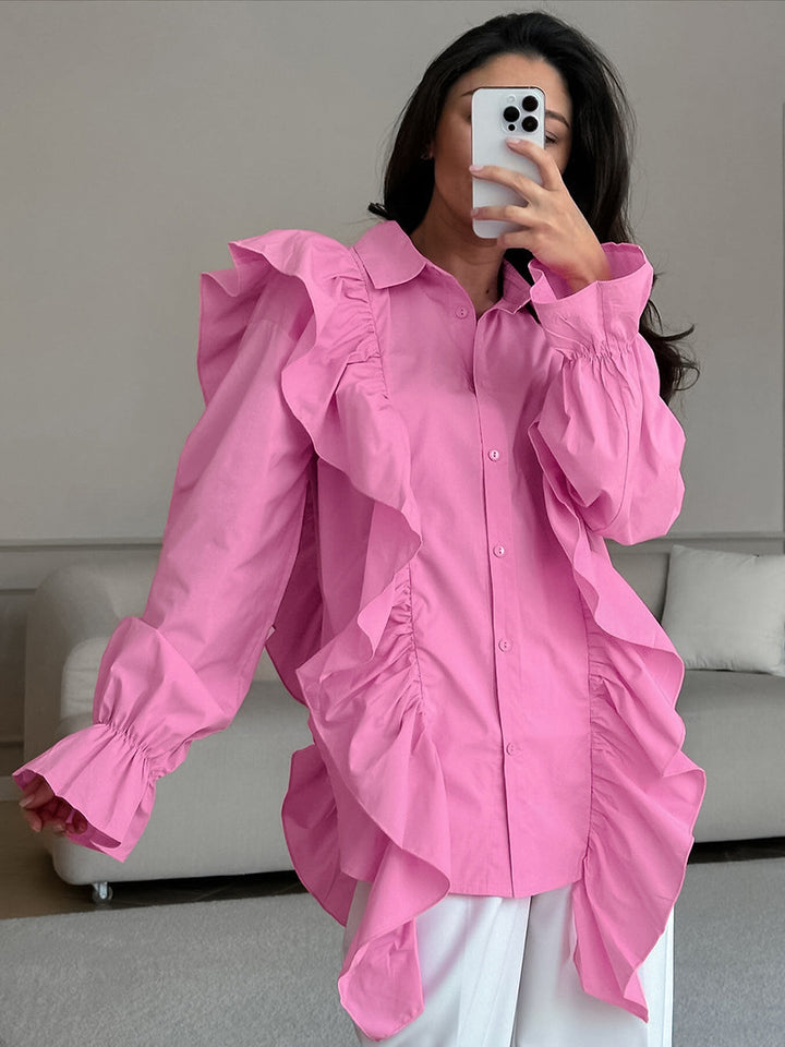 Damebluse med voluminøse rufflesdetaljer og elegante pufærmer Stilla