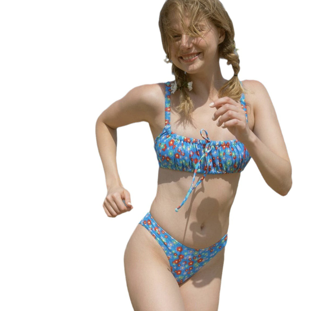 Dame bikini-sæt med legende flæse-detalje og blomstret design Stilla