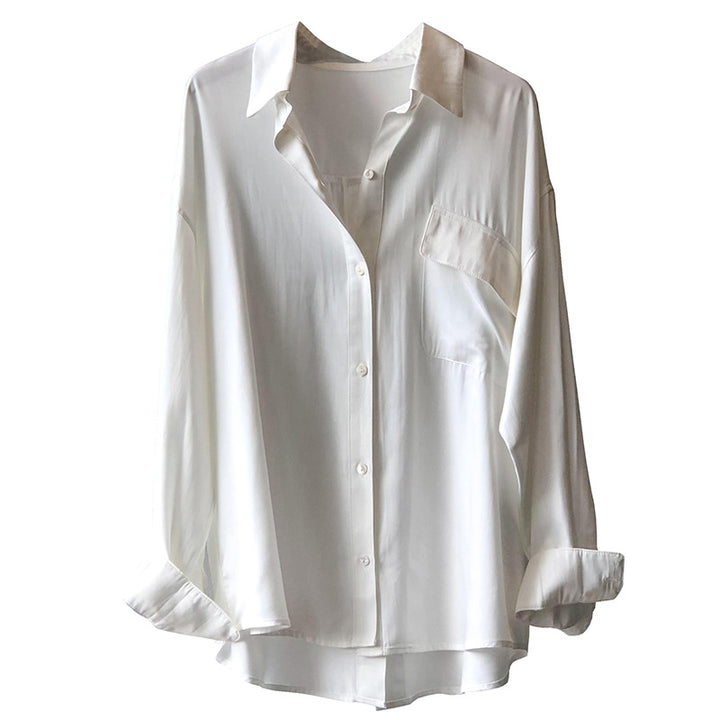 Dame satin bluse med minimalistiske detaljer og praktisk brystlomme Stilla