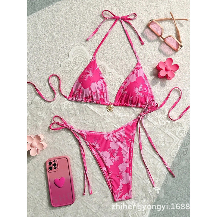 Dame trekant-bikini med blomsterprint og fine bindebånd Skovae