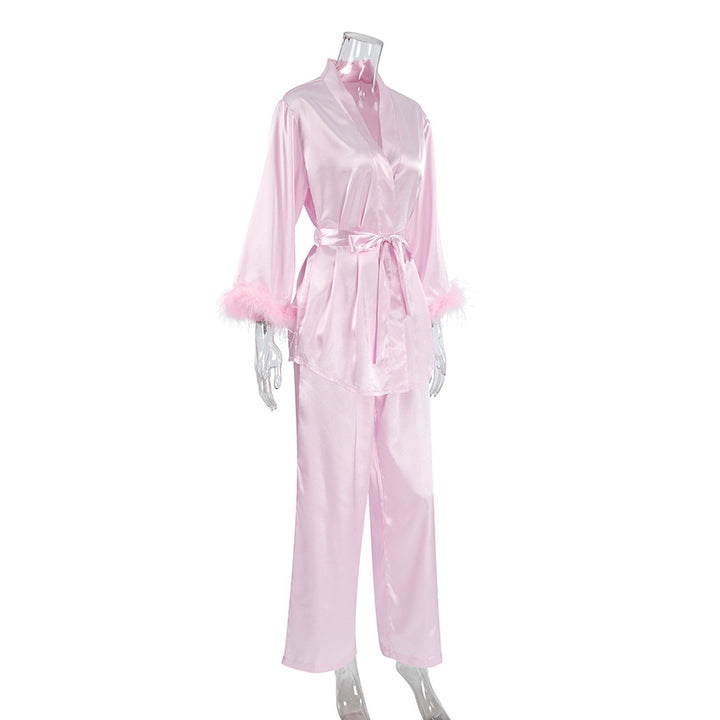 Dame elegant satin-pyjamasæt med modische fjerdetaljer Stilla