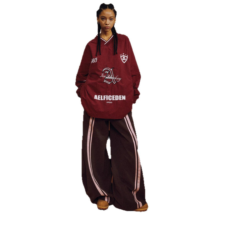 Dame casual bukser i sporty design med kontrasterende striber og elastisk talje.