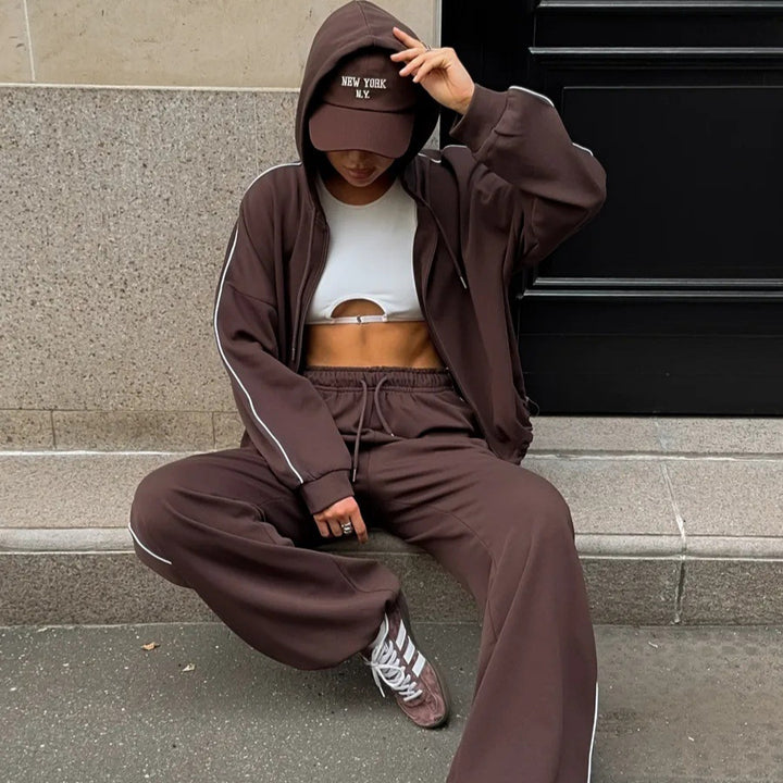 Dame sporty hoodie sæt med løs pasform og dekorative piping detaljer Skovae