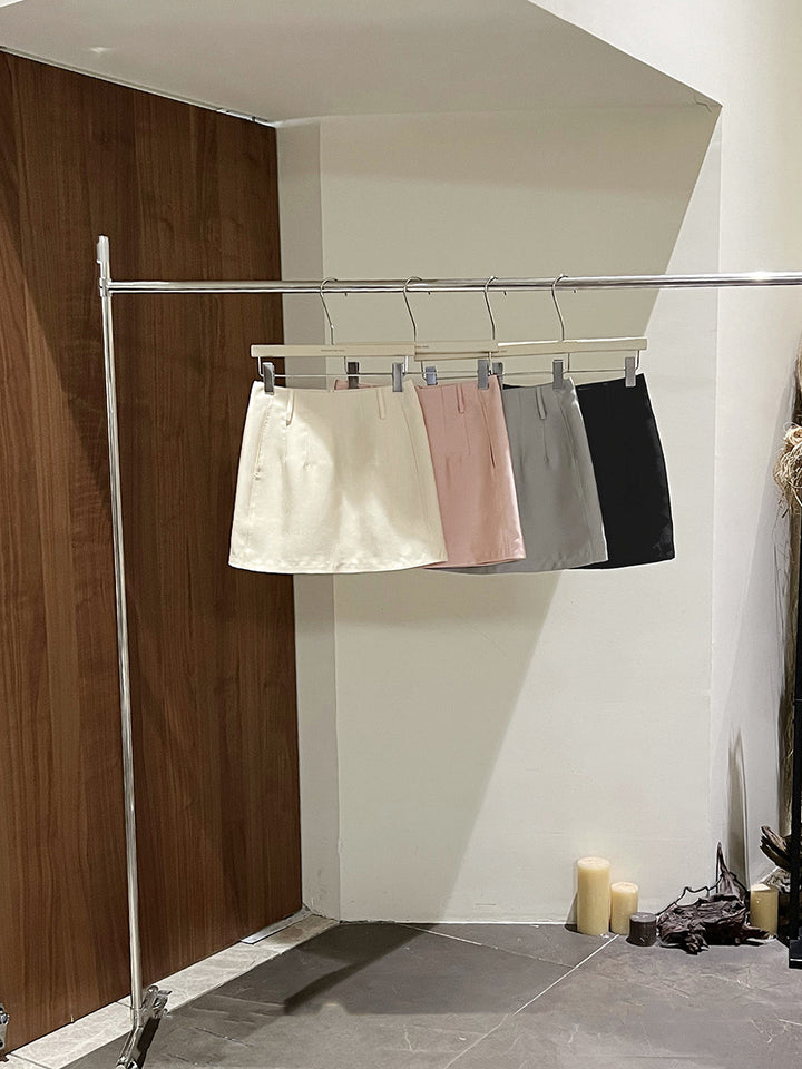 Dame elegant kort nederdel lavet af glat satin med høj talje og minimalistisk silhuet Stilla
