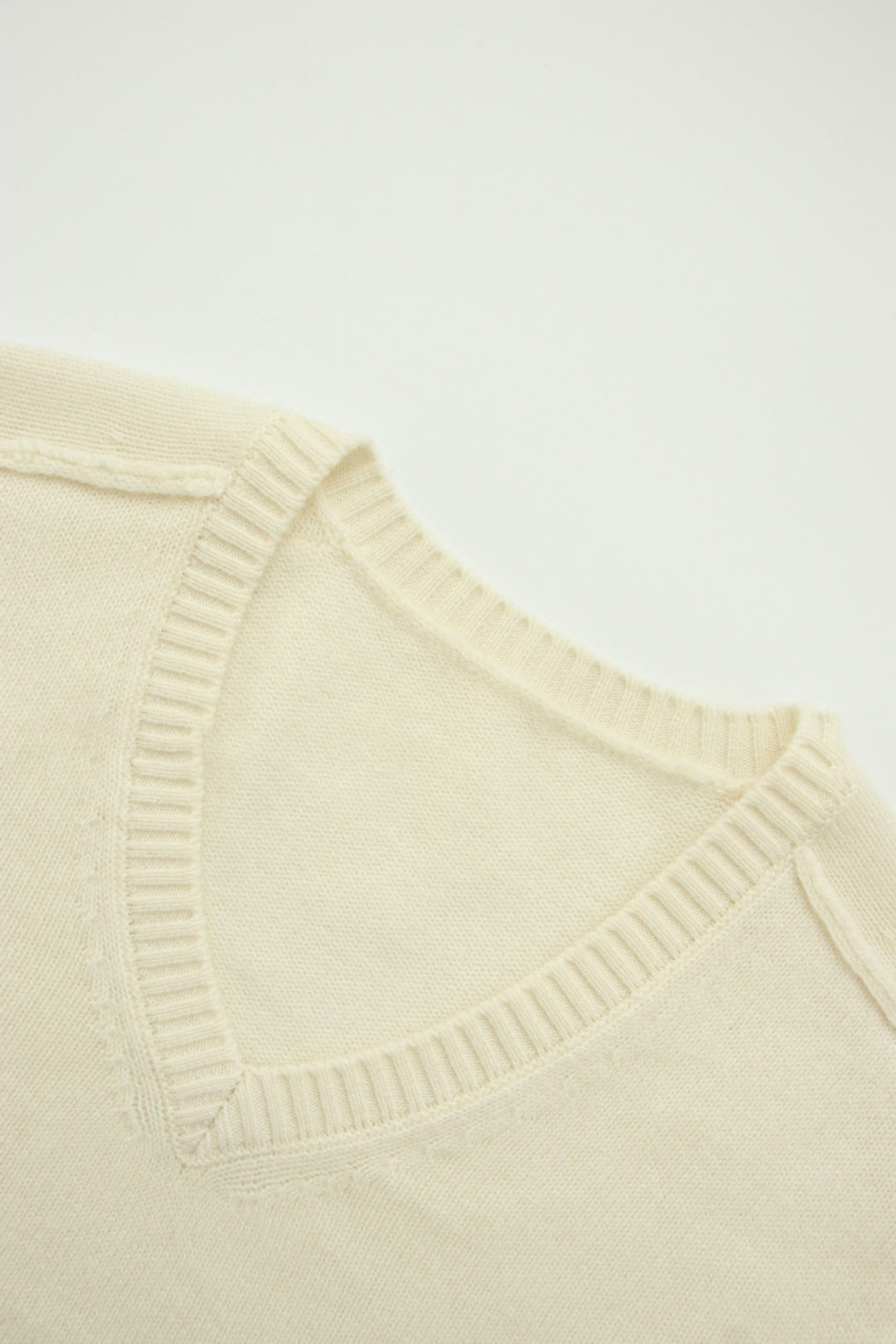 Damer fin V-hals sweater lavet af høj kvalitet uld Stilla