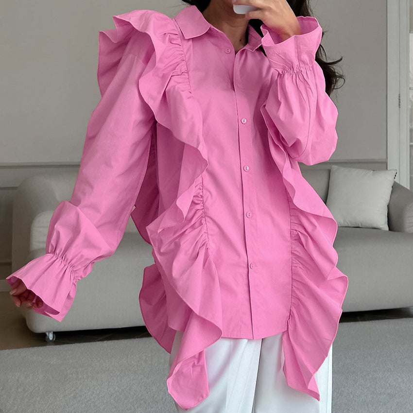 Damebluse med voluminøse rufflesdetaljer og elegante pufærmer Stilla