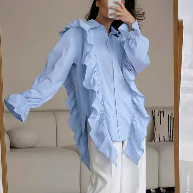 Damebluse med flæsedetaljer og asymmetrisk snit Stilla