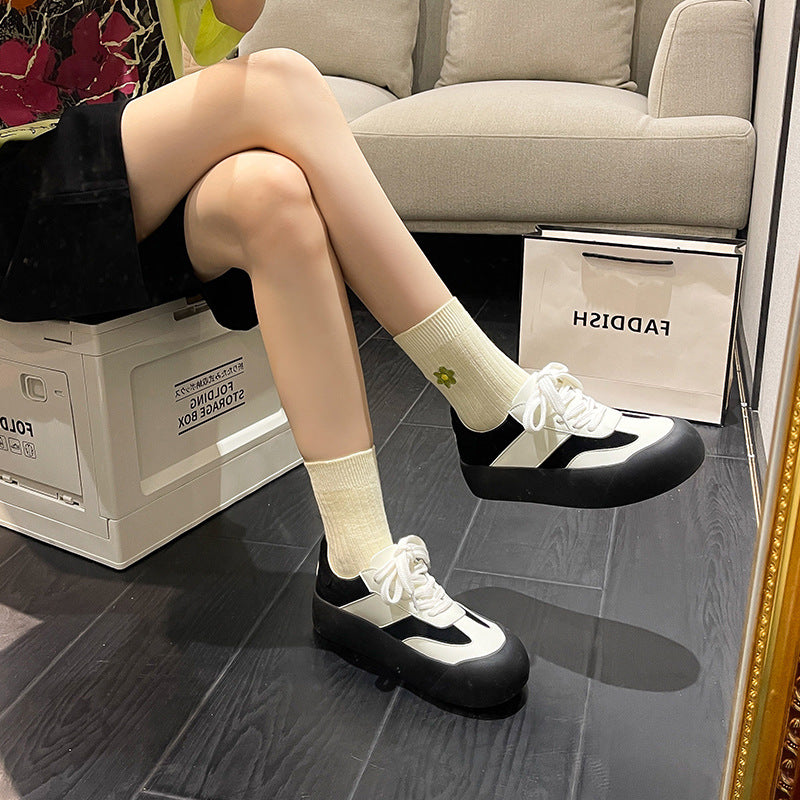 Dame Plateau Sneakers med moderigtigt overmateriale og ergonomisk sål Stilla