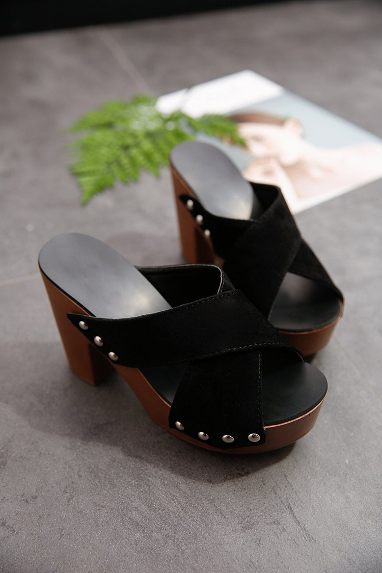 Dame Højhælede Sandaler med moderne Krydsremme og elegante Nitter Stilla