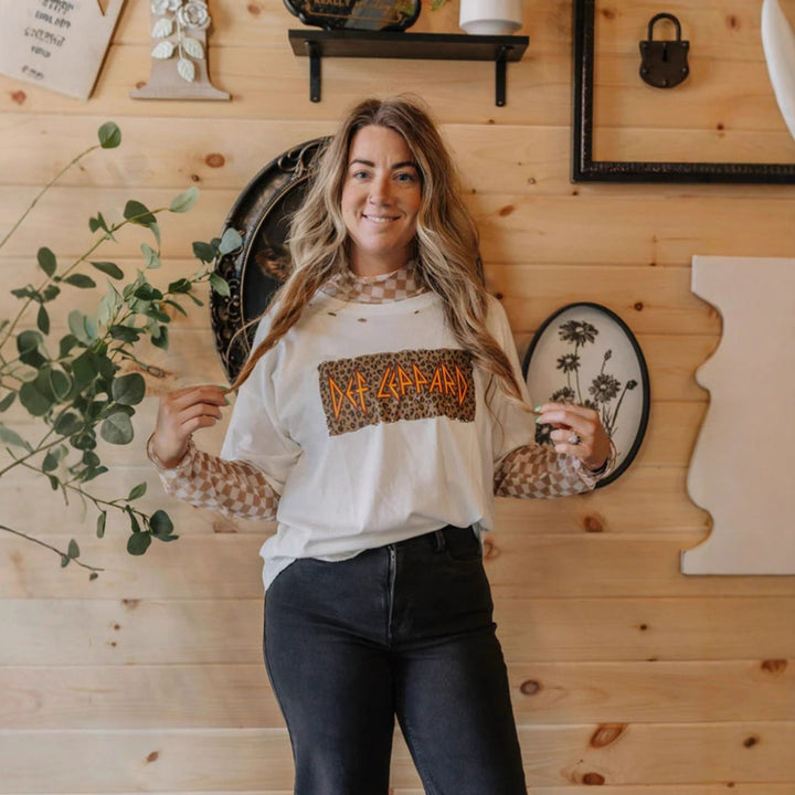 Damer med afslappet lag-T-shirt med retro-bandtryk, brugt-udseende og ternet mesh-langærmet top Skovae