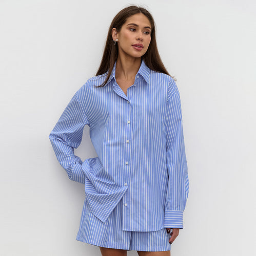 Dame overdimensioneret bluse med fine striber og afrundet kant Stilla