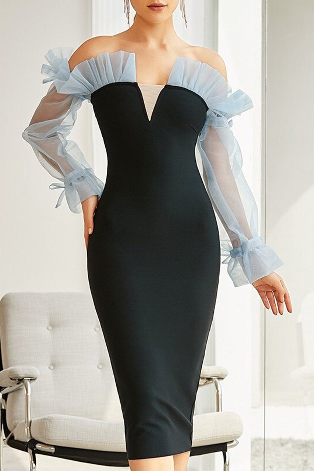 Kvinders figursyet cocktailkjole med transparente puffærmer og elegant v-hals