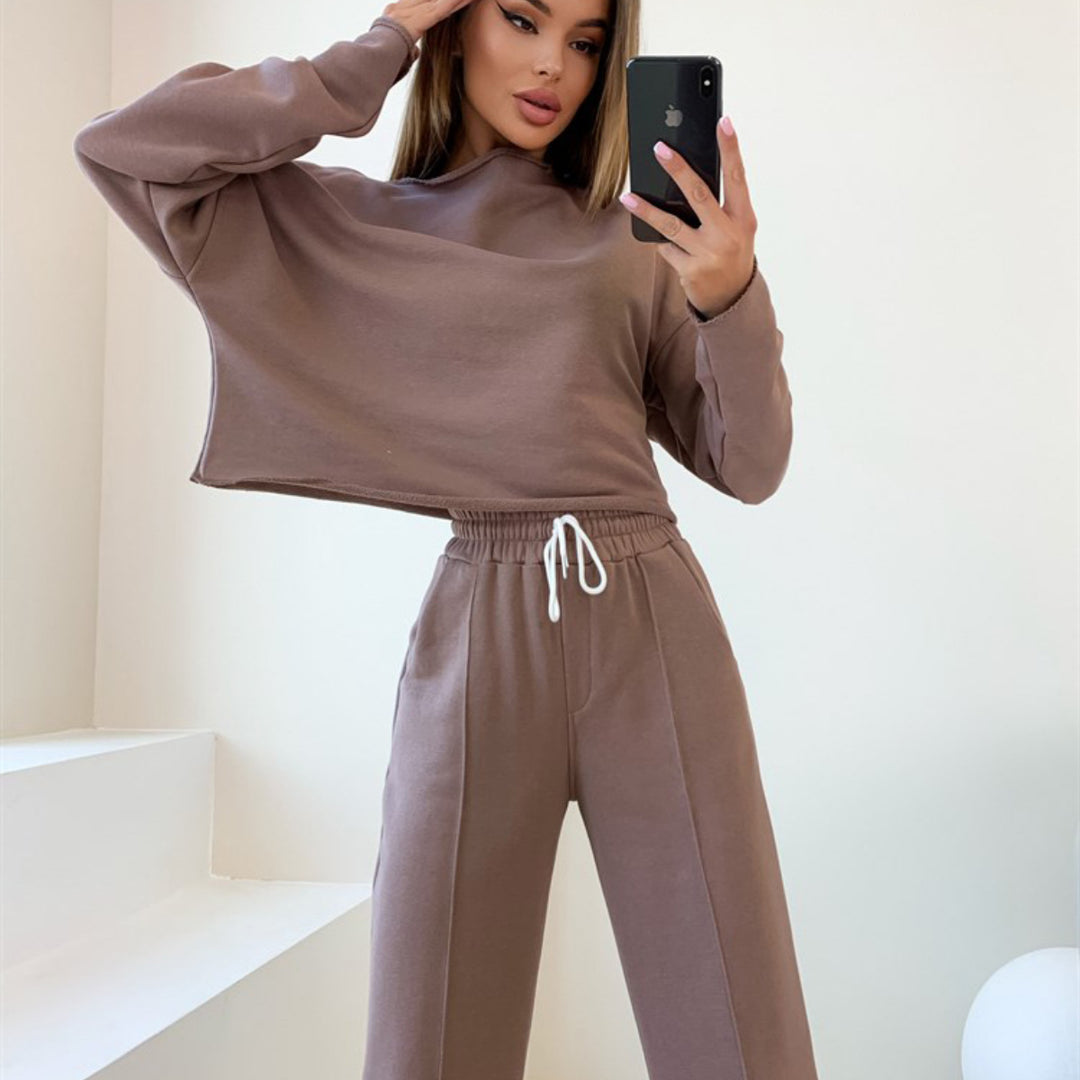 Dame casual sweatshirt og brede bukser i afslappet stil