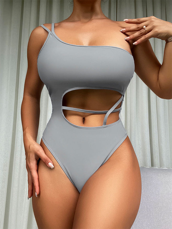 Dame en-delt badedragt med asymmetrisk snit og trendy cut-outs Skovae