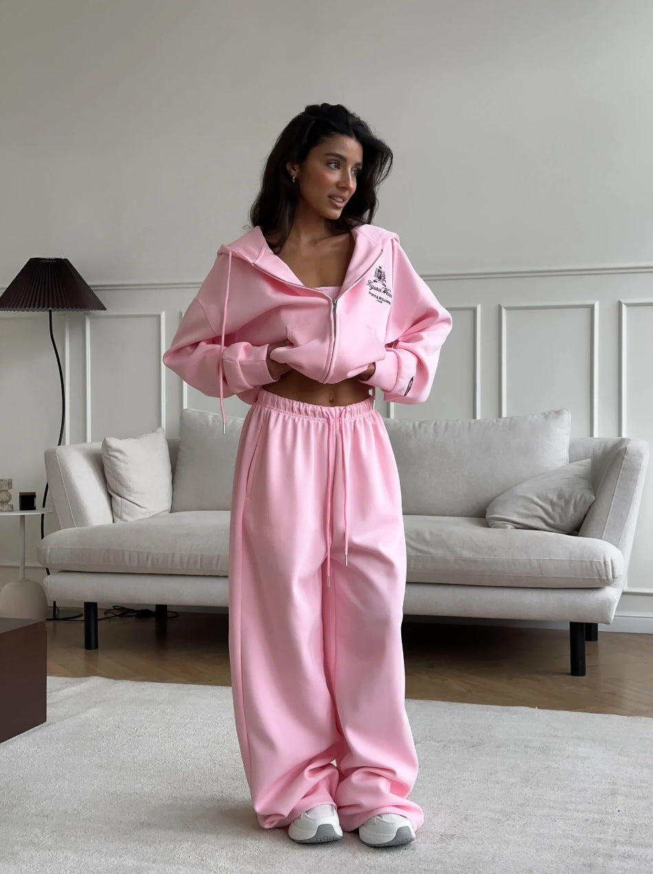 Kvinders hyggelige athleisure sæt med cropped hoodie og brede sweatpants Stilla