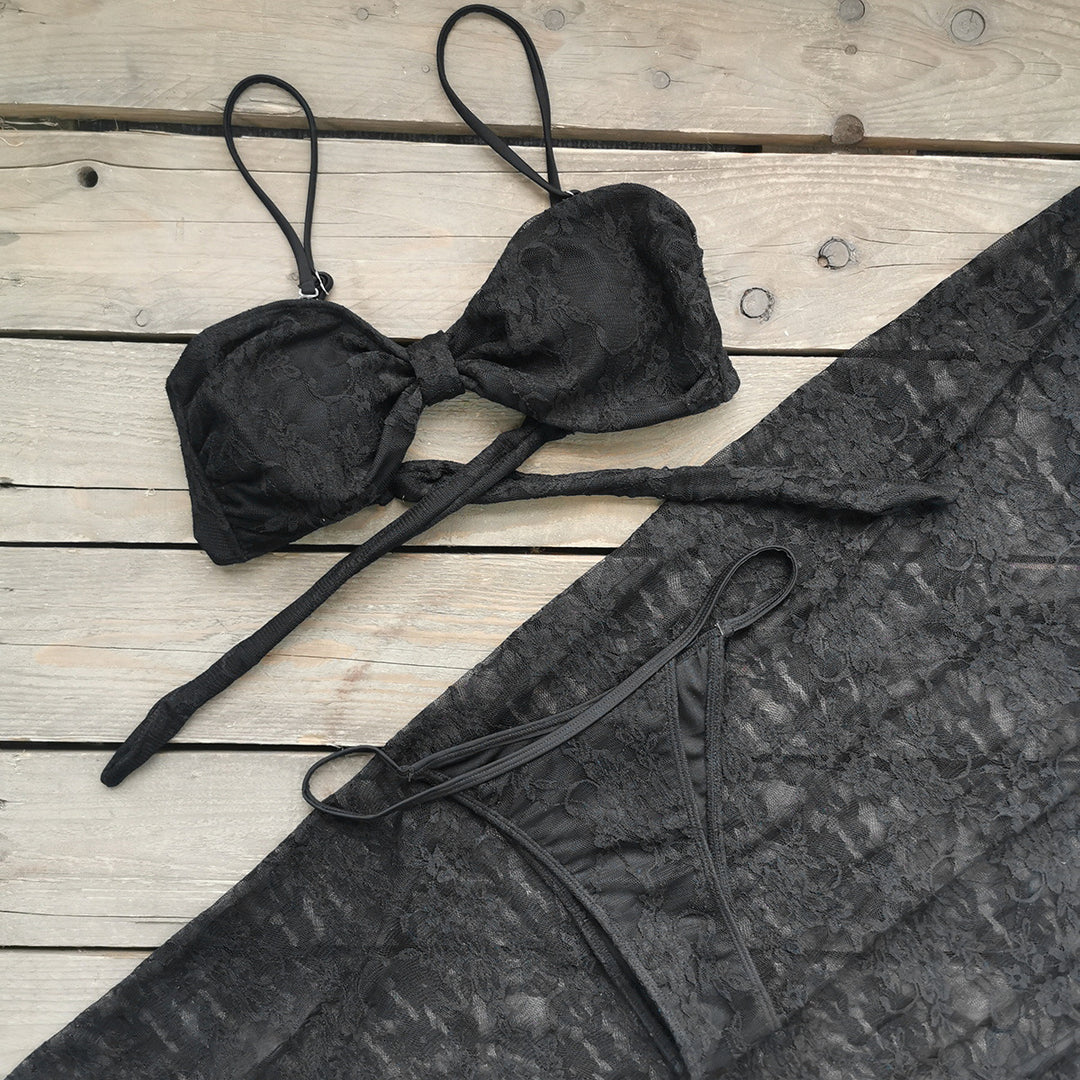 Dame bikini-sæt med raffinerede spidsdetaljer og moderigtig indpakningsskørt Stilla