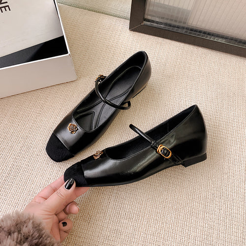 Dame ballerinas med justerbar rem og elegant detalje Stilla