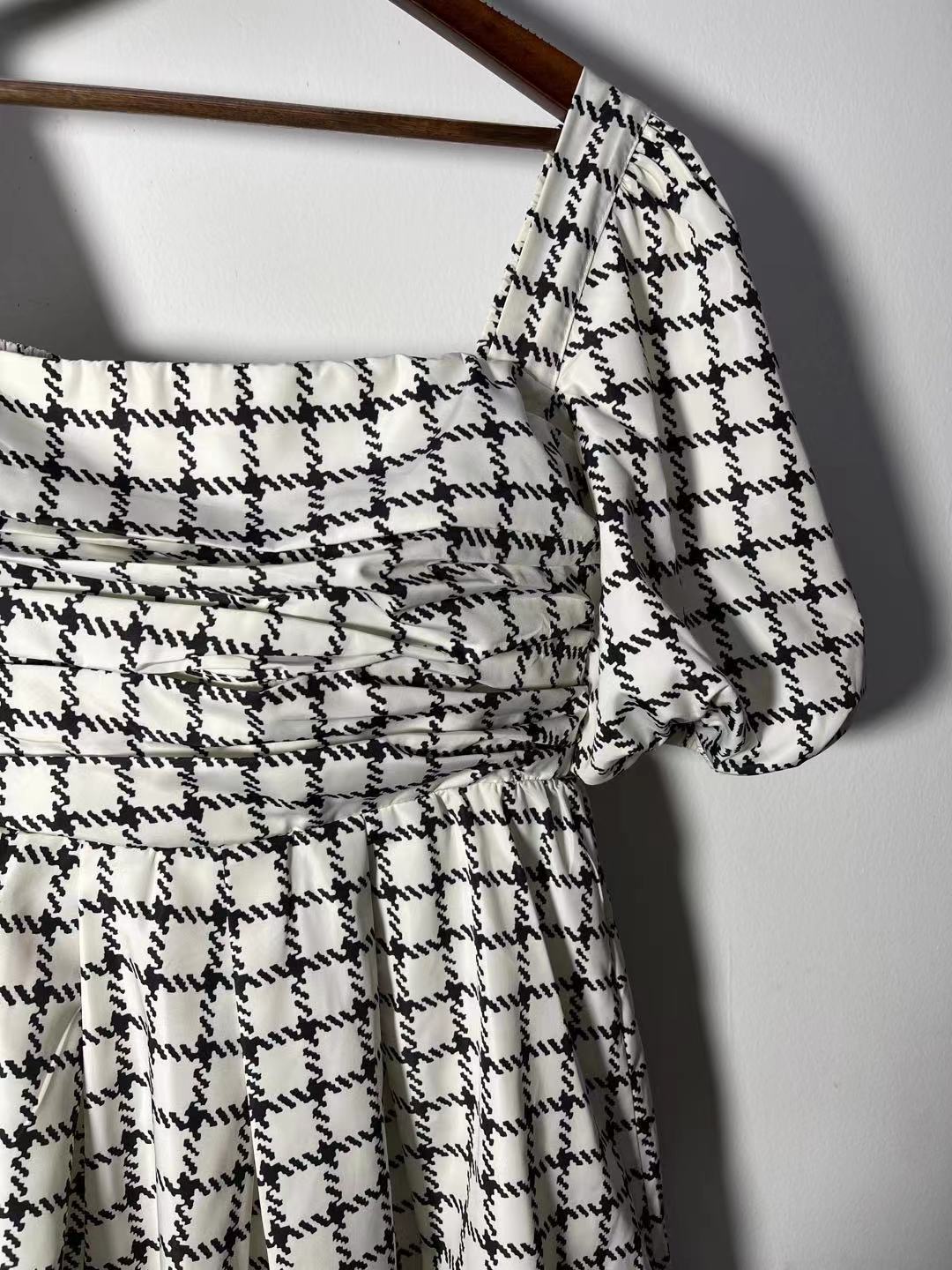 Dame Midsommerkjole med raffinerede puffærmer og trendy ternet mønster Stilla