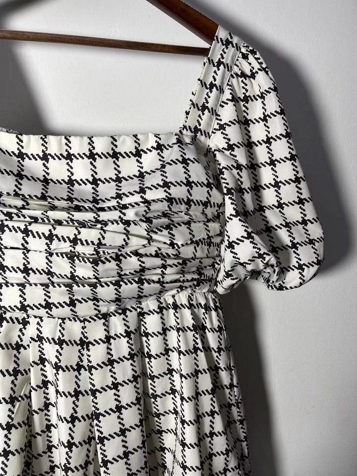 Dame Midsommerkjole med raffinerede puffærmer og trendy ternet mønster Stilla