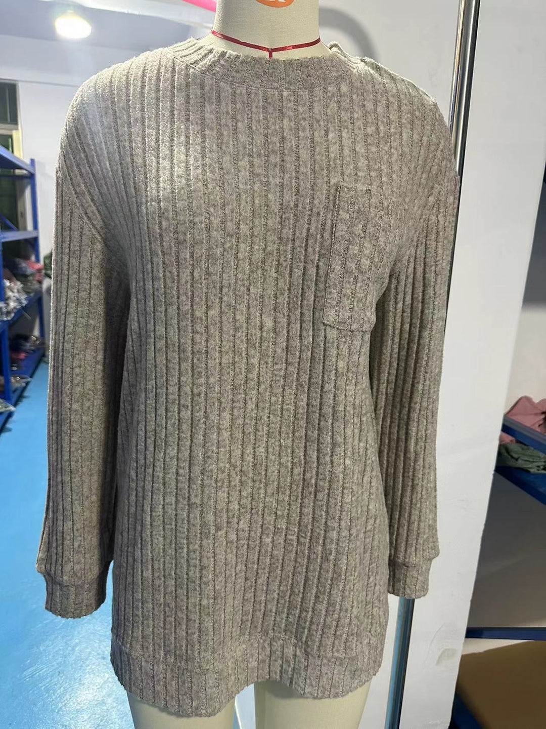 Dame Stor, ribbet sweater med sideslidser Stilla